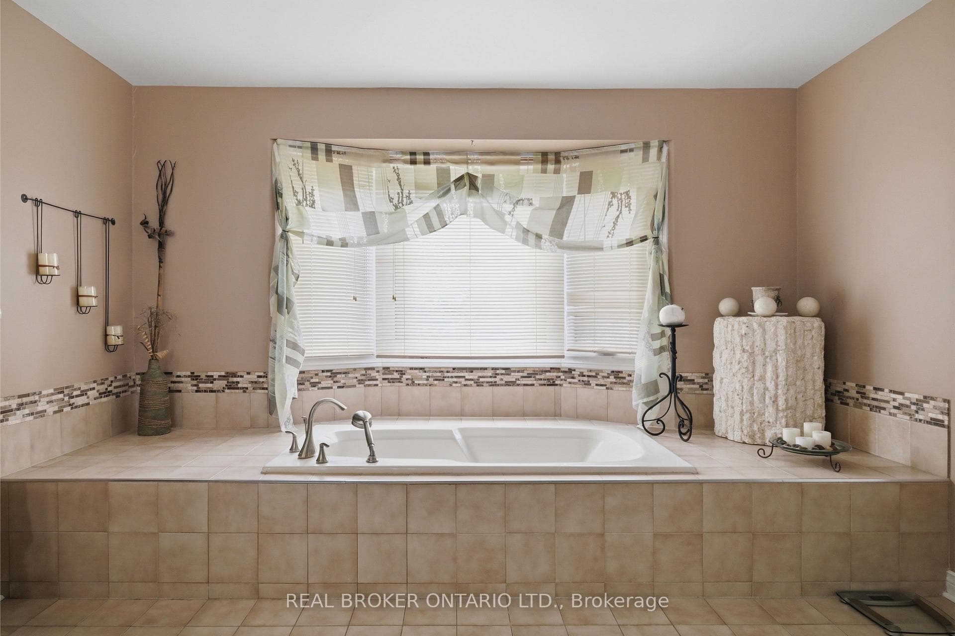 1356 Mapleridge Crescent photo 20