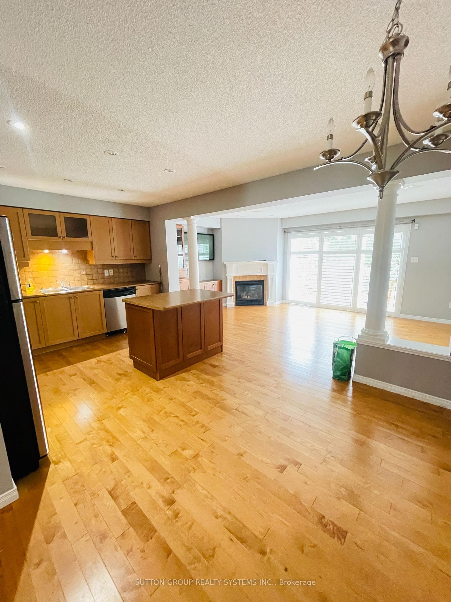 KITCHEN/DINING