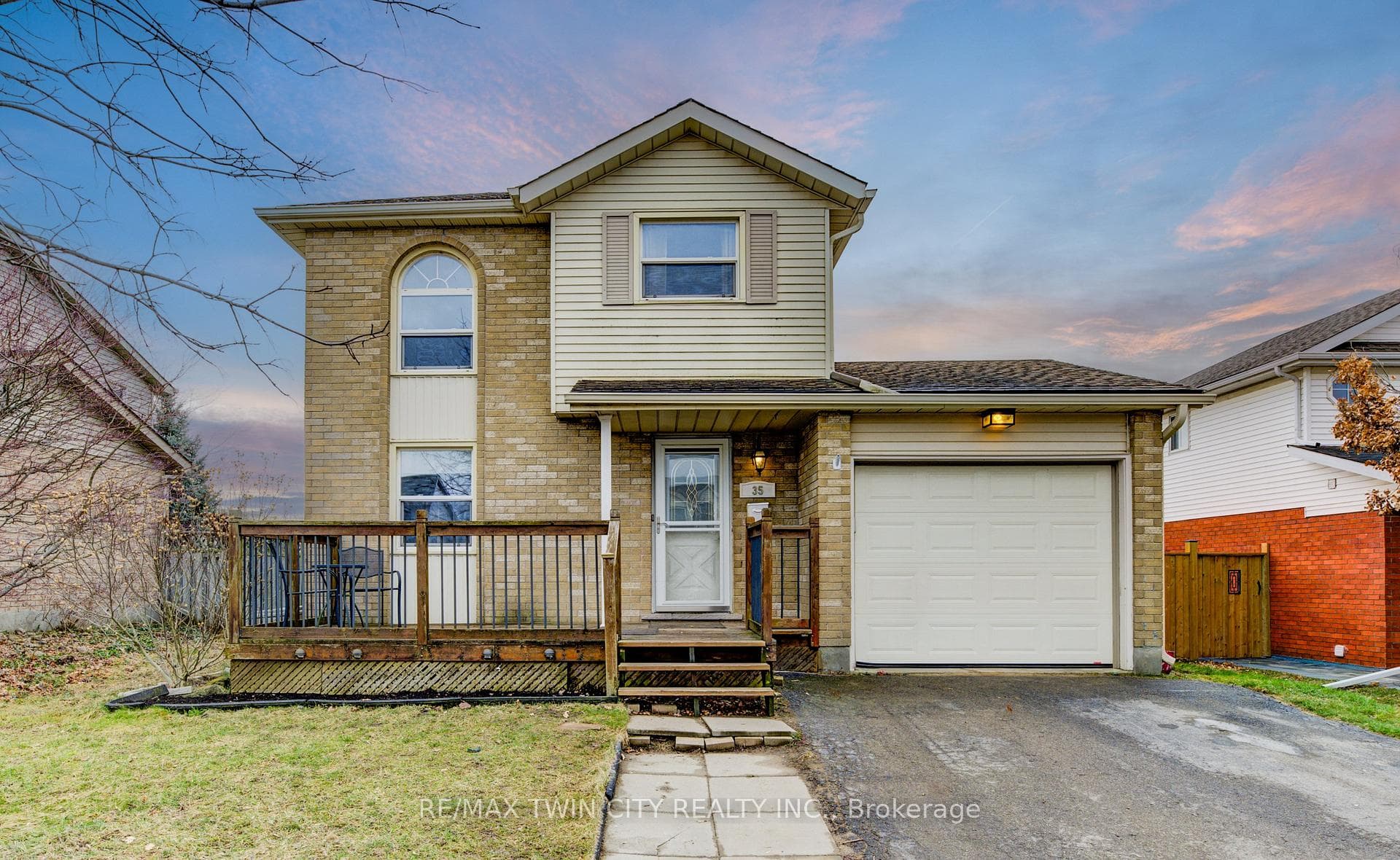 35 Ploughmans Crescent photo 1