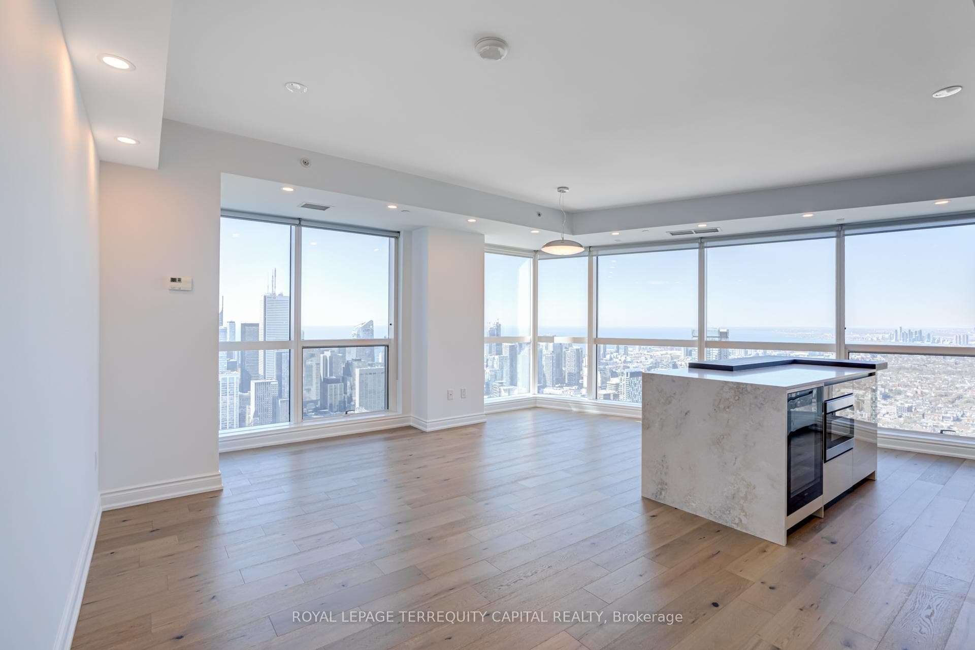 388 Yonge Street Unit 6810 photo 10