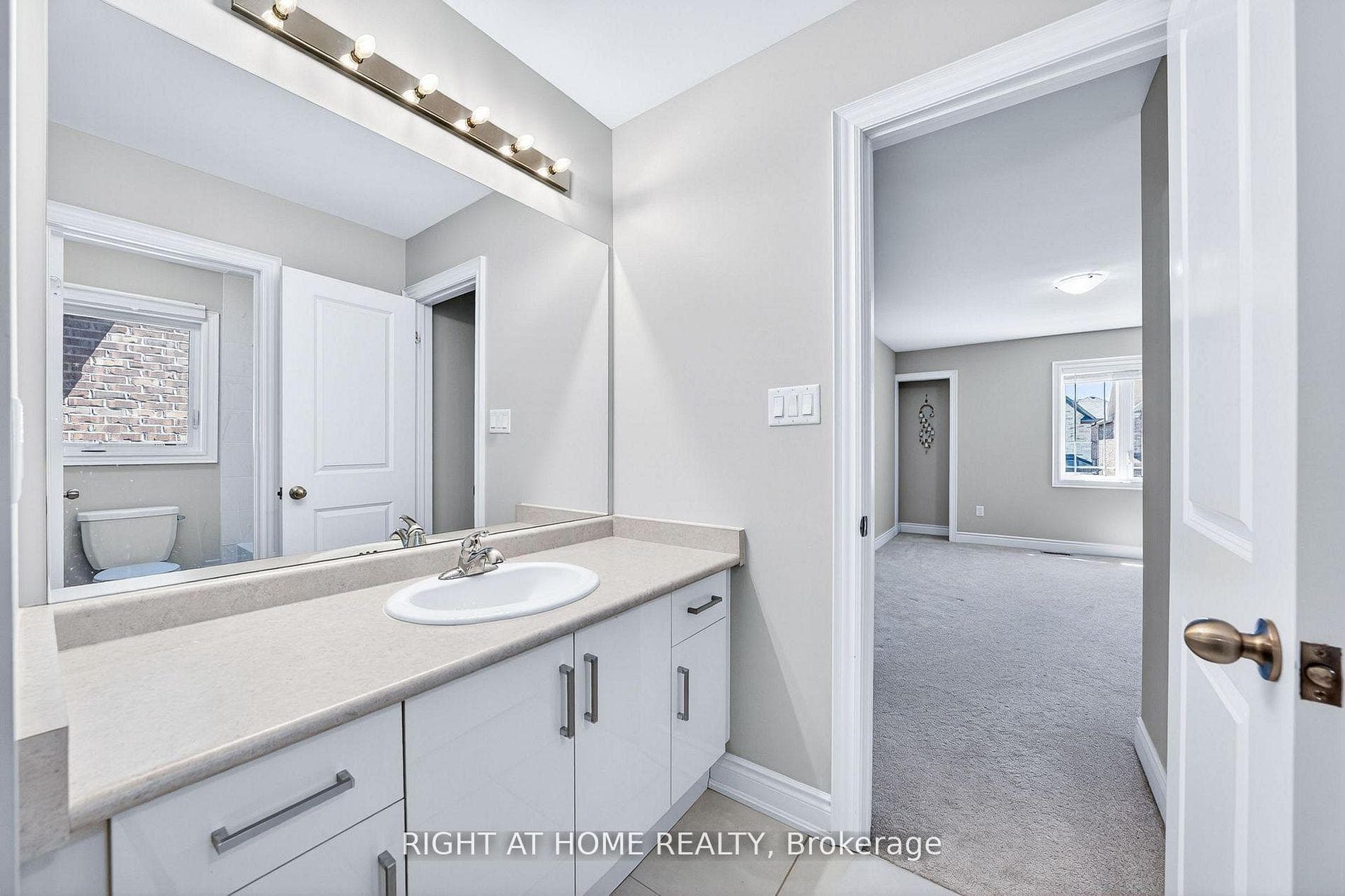1160 Peelar Crescent photo 22