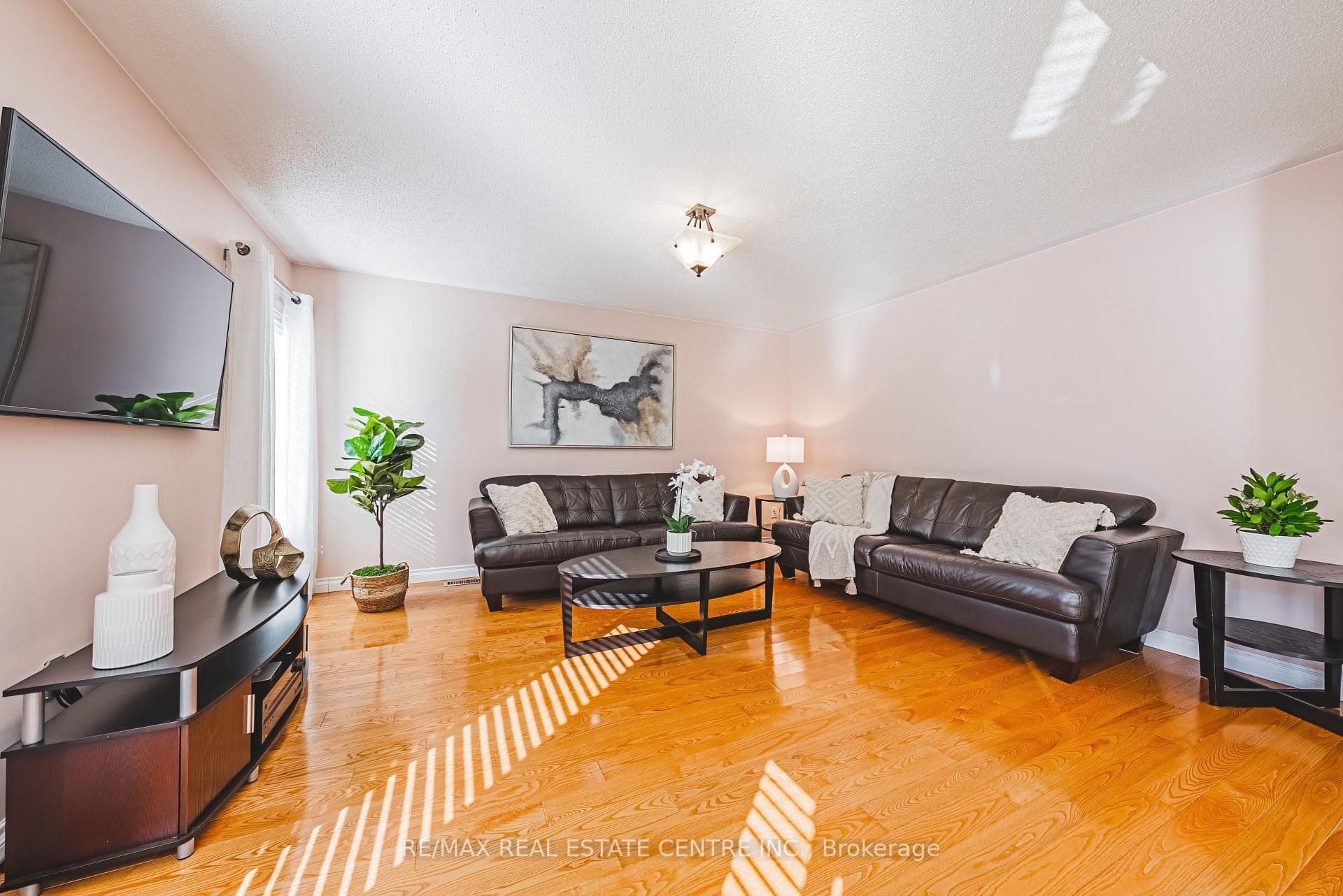 939 MCDUFFE Crescent photo 9