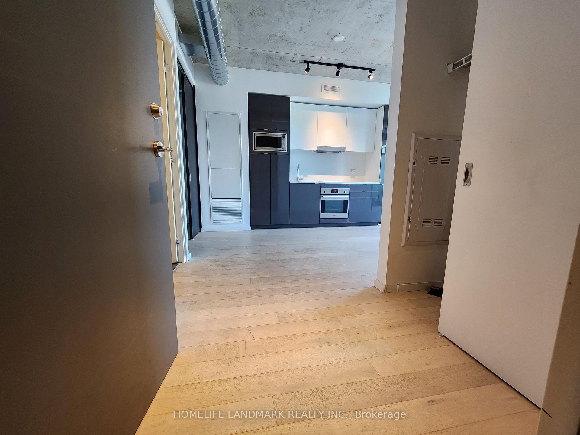 21 Lawren Harris Square Unit 1007 photo 8