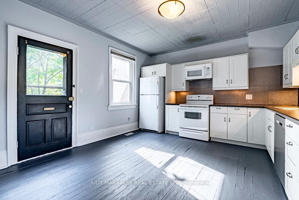 499 Hughson Street photo 18
