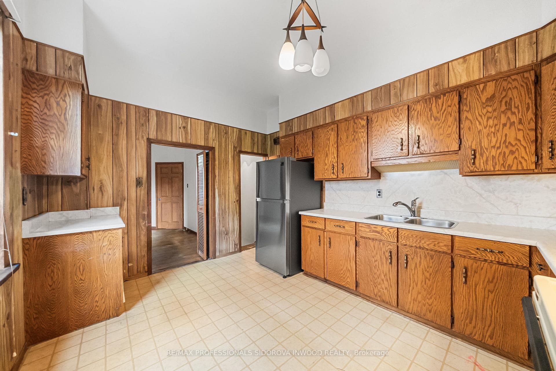 44 Golden Avenue photo 13