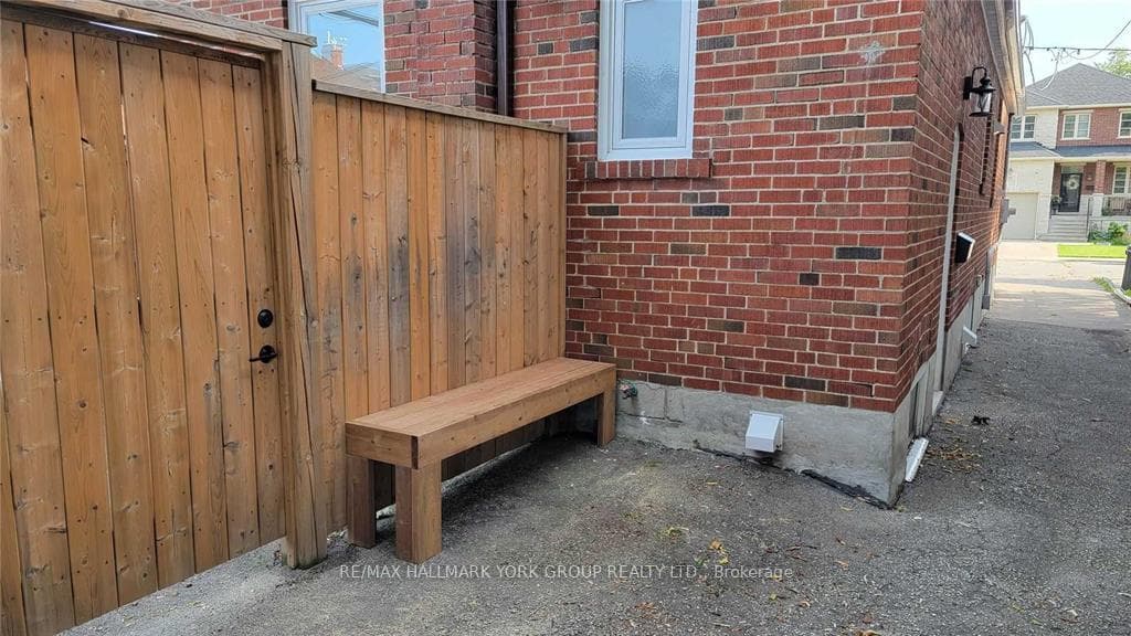 2 Coates Avenue photo 25