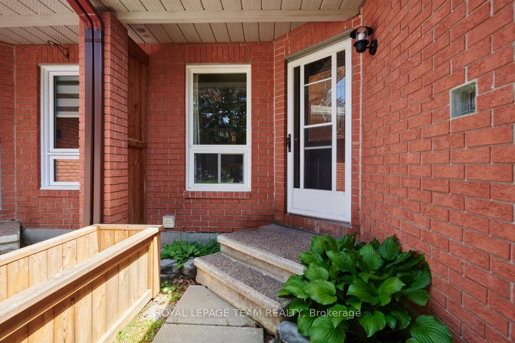 1443 Caravel Crescent photo 2