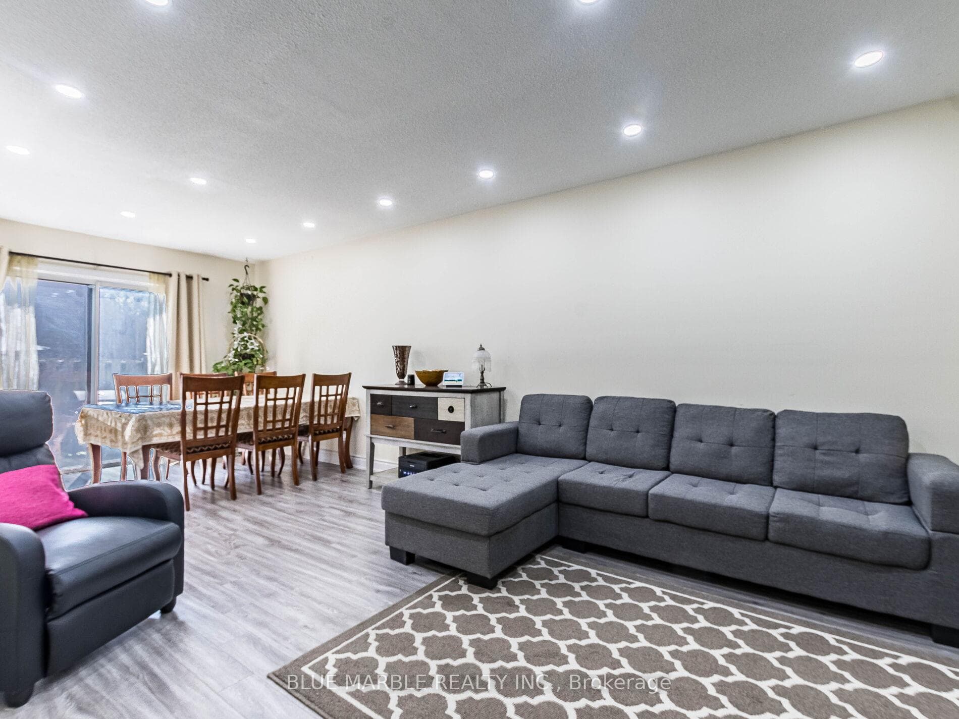 90 Fleetwood Crescent photo 6