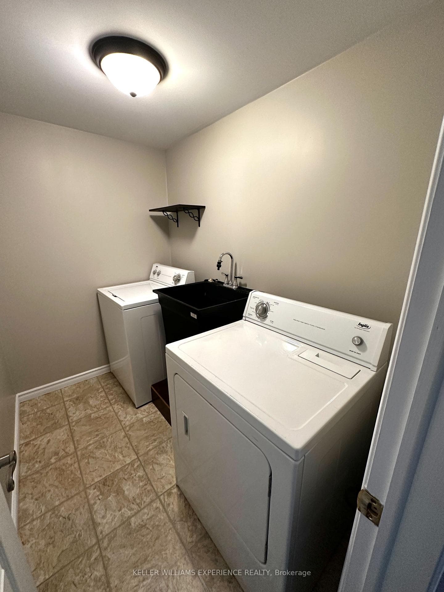 33 Daphne Crescent Unit Lower photo 11