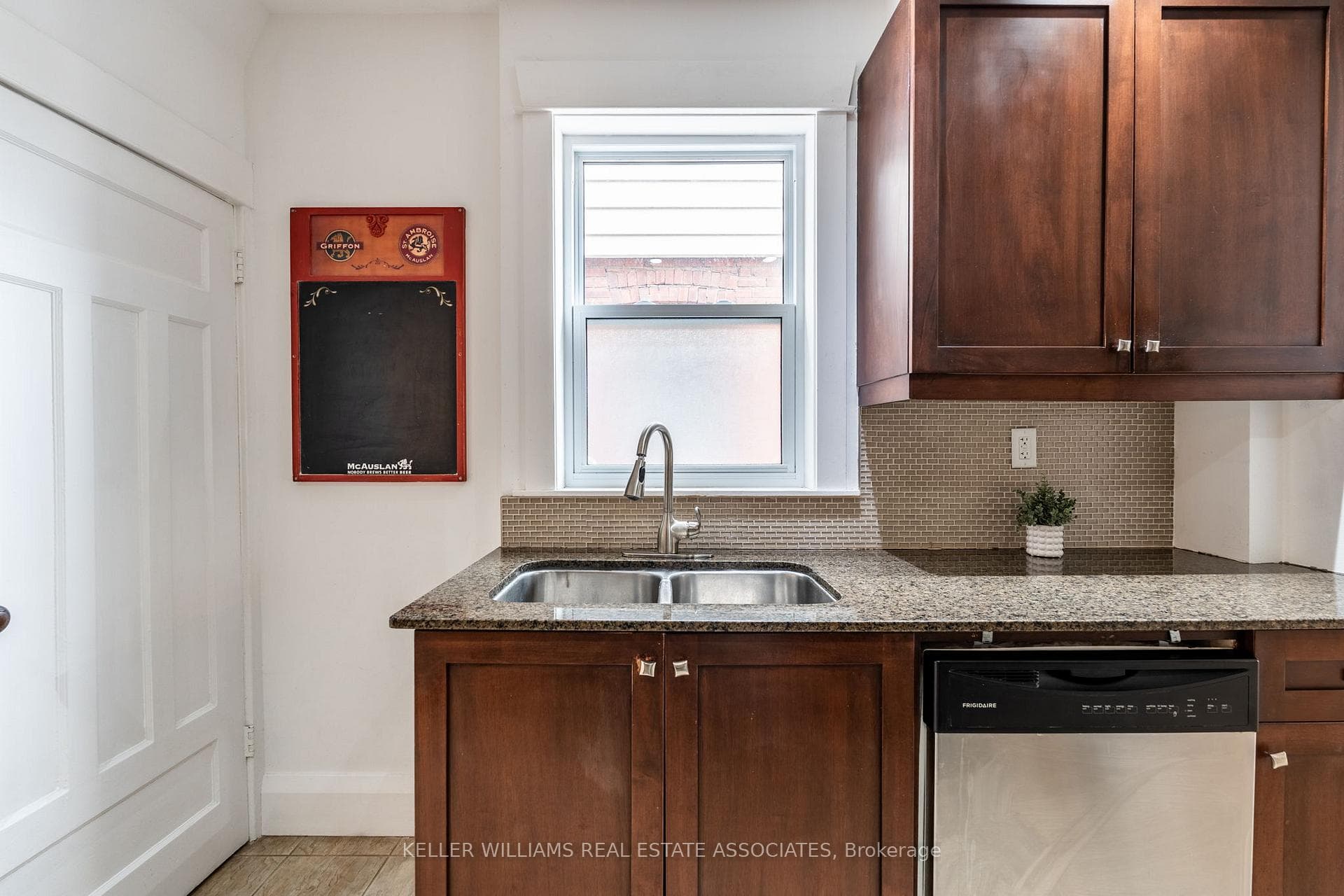 77 Harris Avenue photo 15