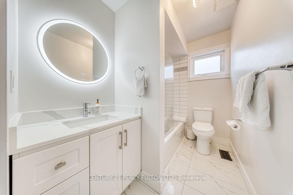 18 Booth Crescent photo 30