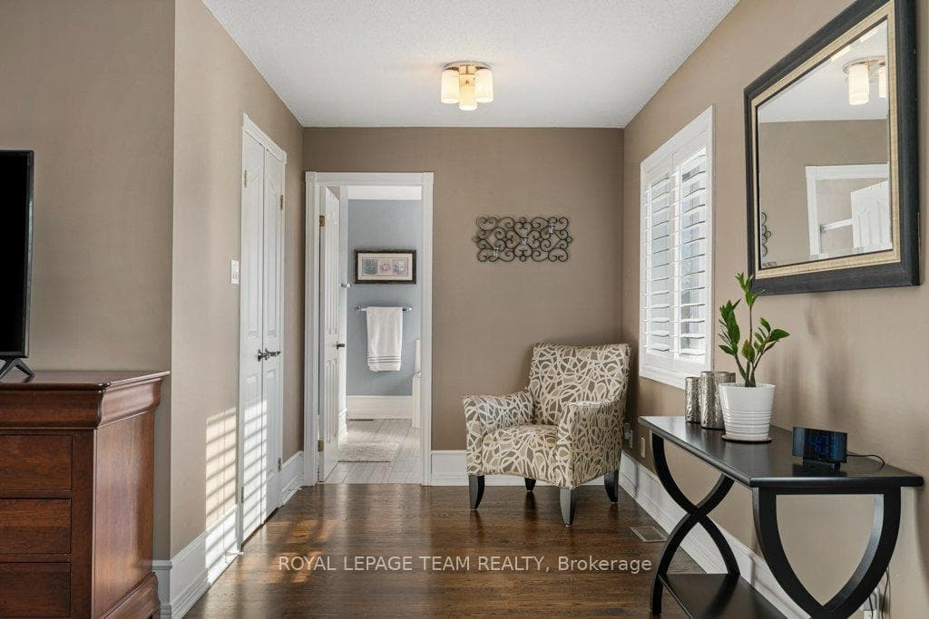 8 Thunderbird Crescent photo 25
