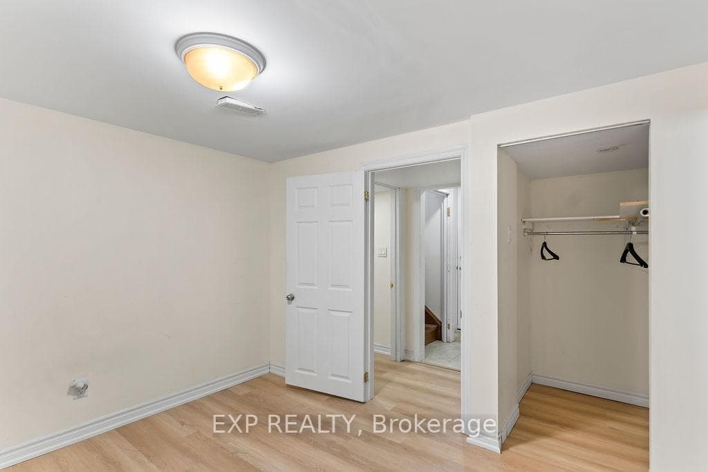 225 Ellis Crescent photo 29