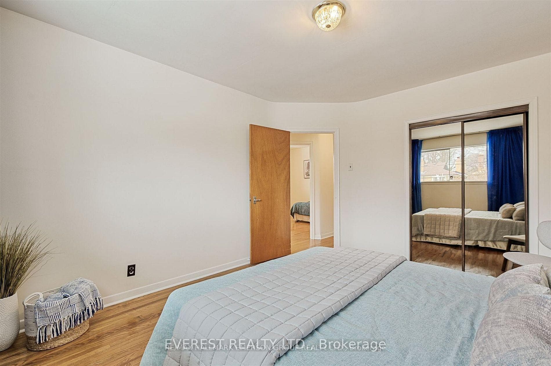 99 Rochman Boulevard photo 9