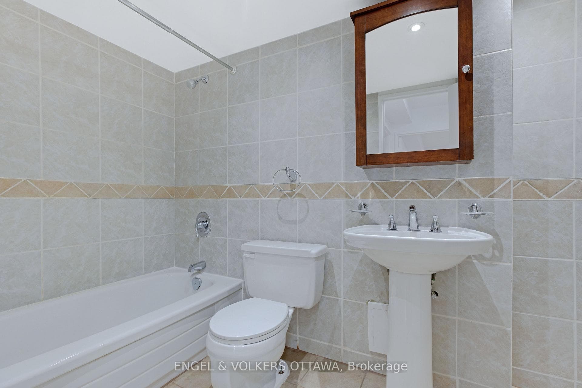 665 Bathgate Drive Unit 301 photo 19