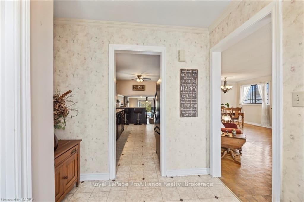 686 HARROW Place photo 4