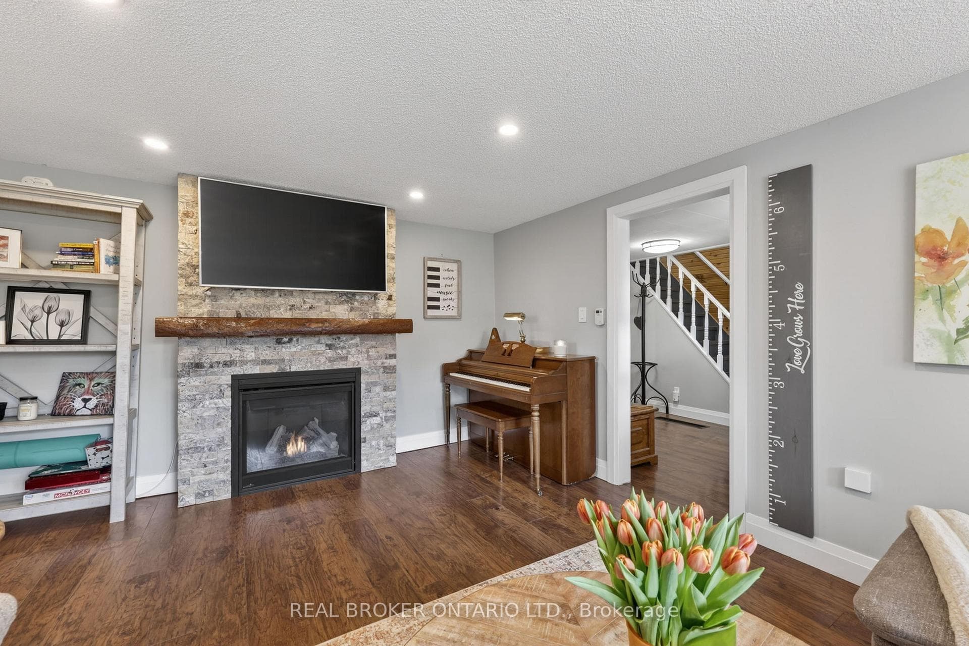 Family Room w gas fireplace