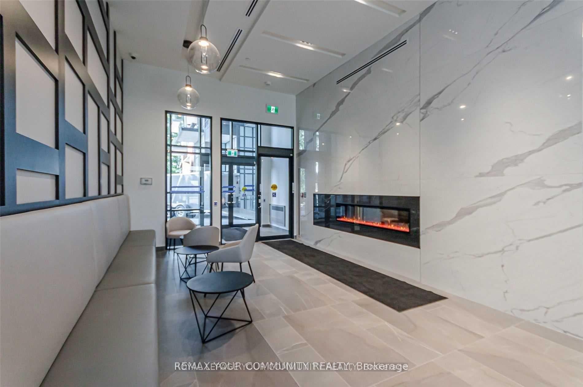 681 Yonge Street Unit 521 photo 3