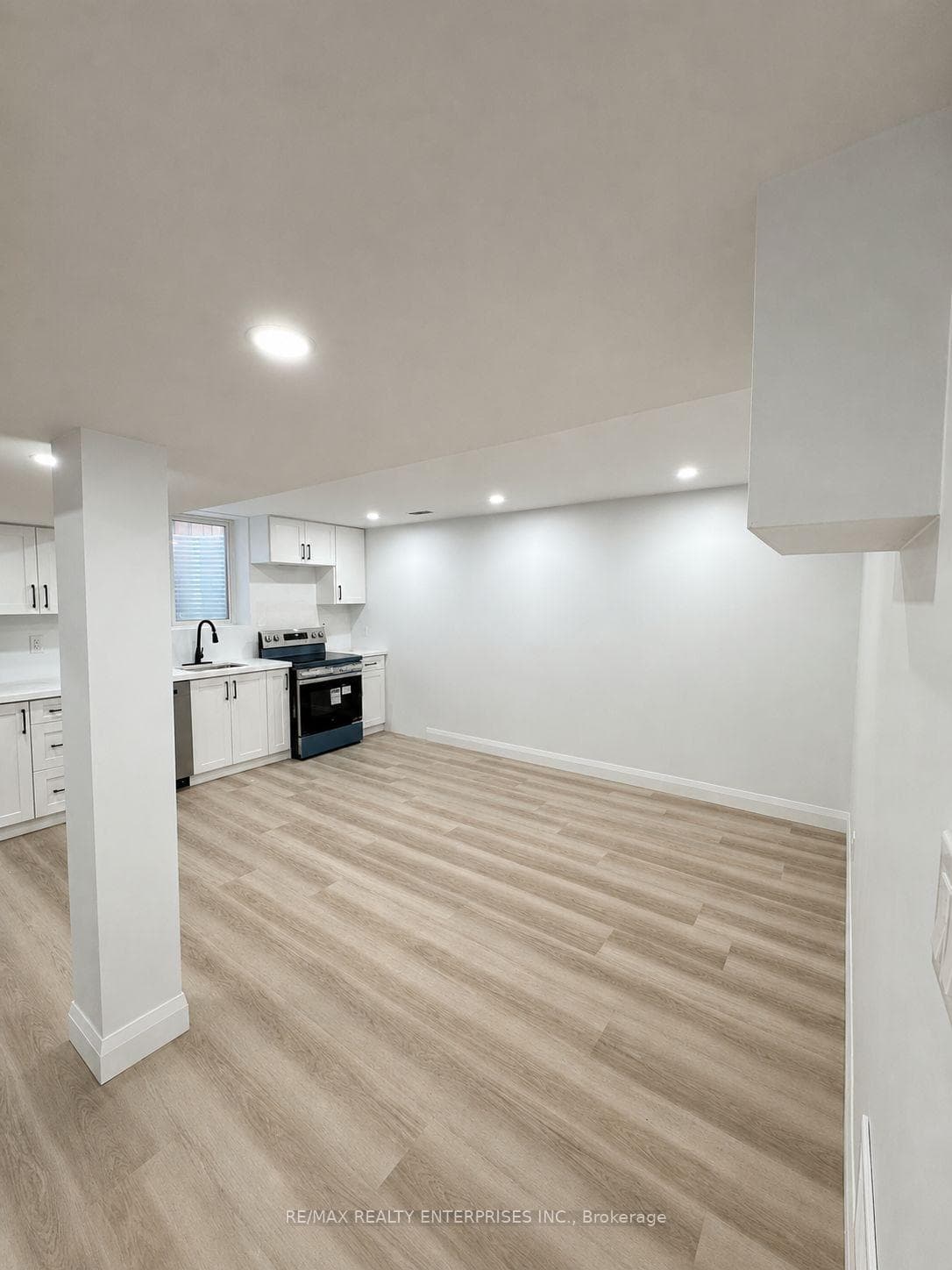 154 Thames Way Unit Basement photo 1