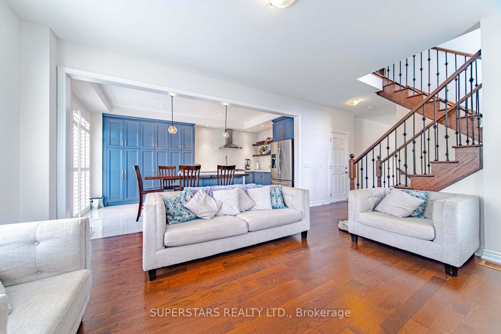 90 Mondial Crescent photo 10