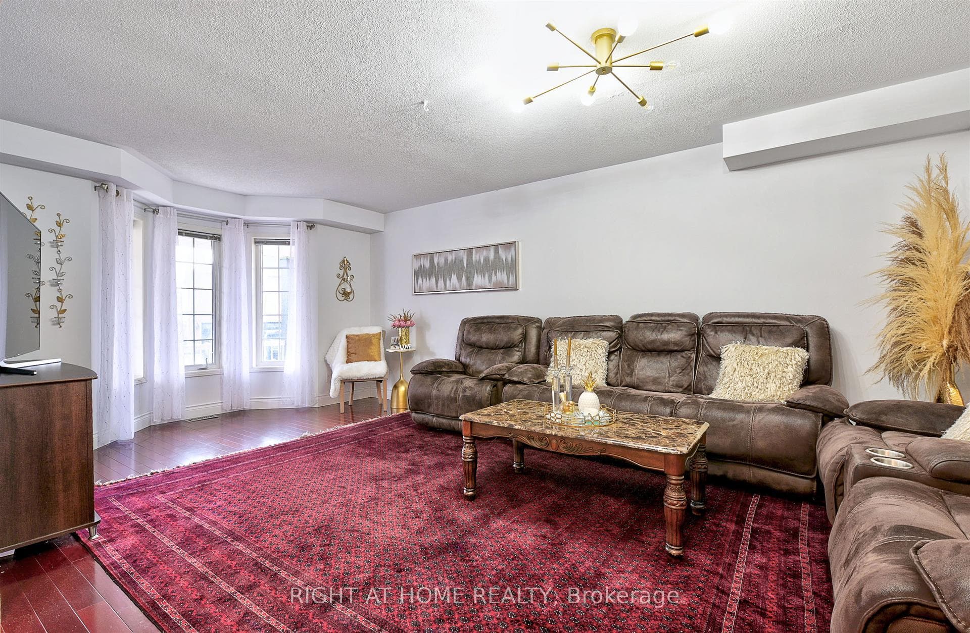 1032 Langford Street photo 3