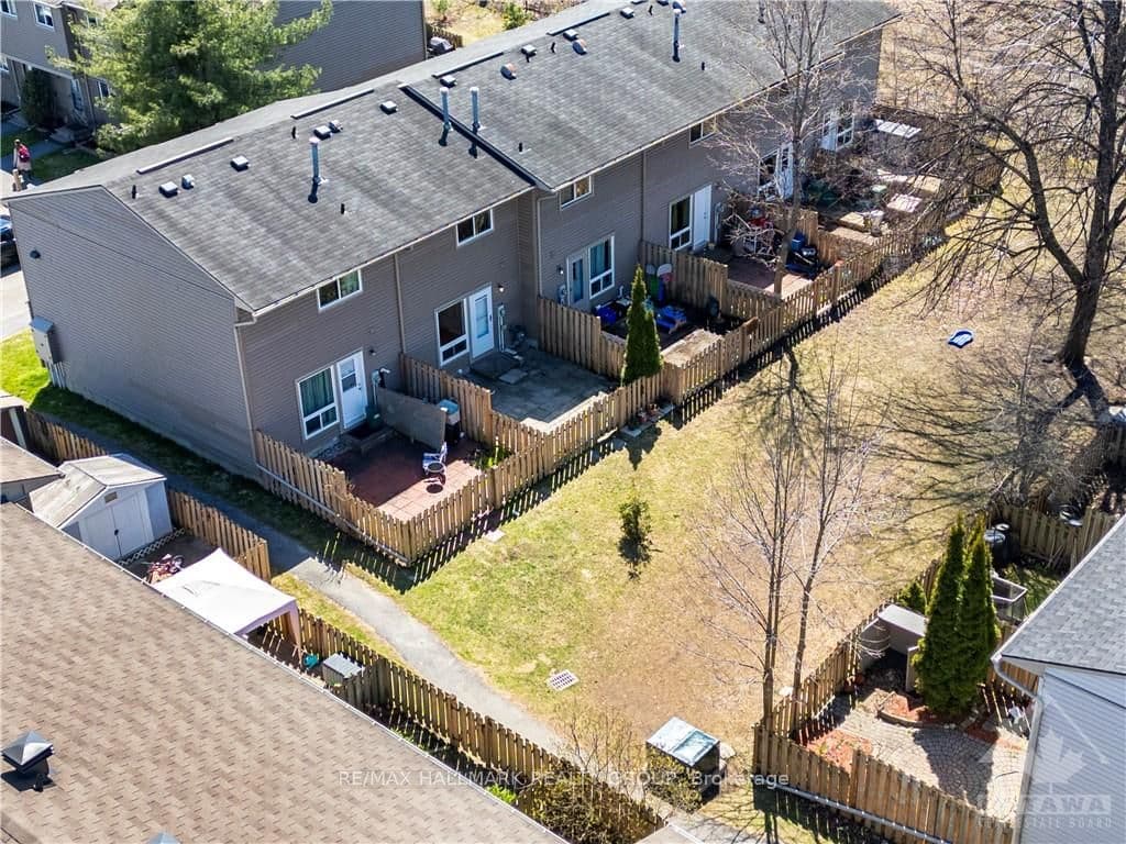 1379 PEREZ Crescent photo 27