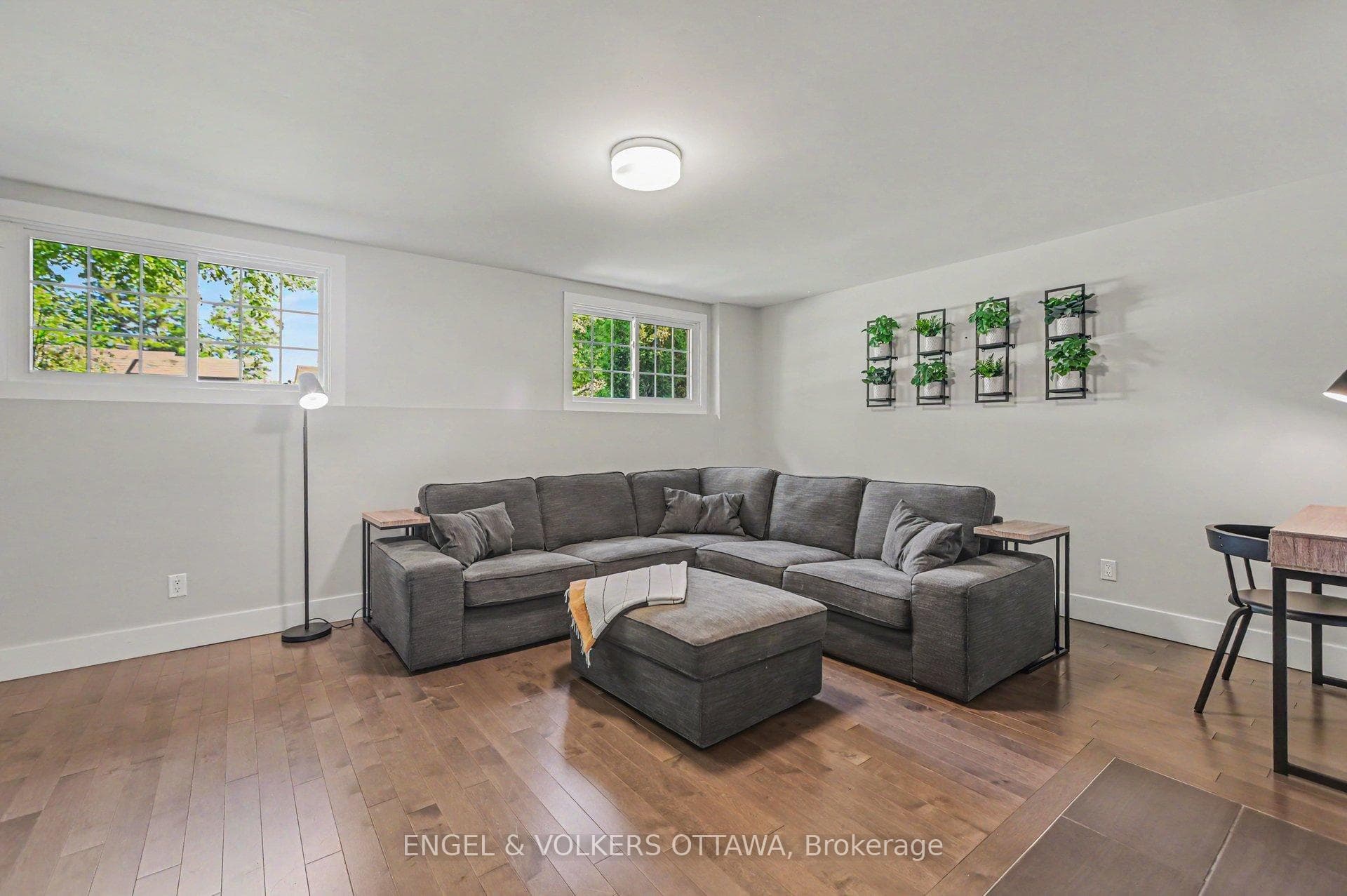 1299 Alloway Crescent photo 17
