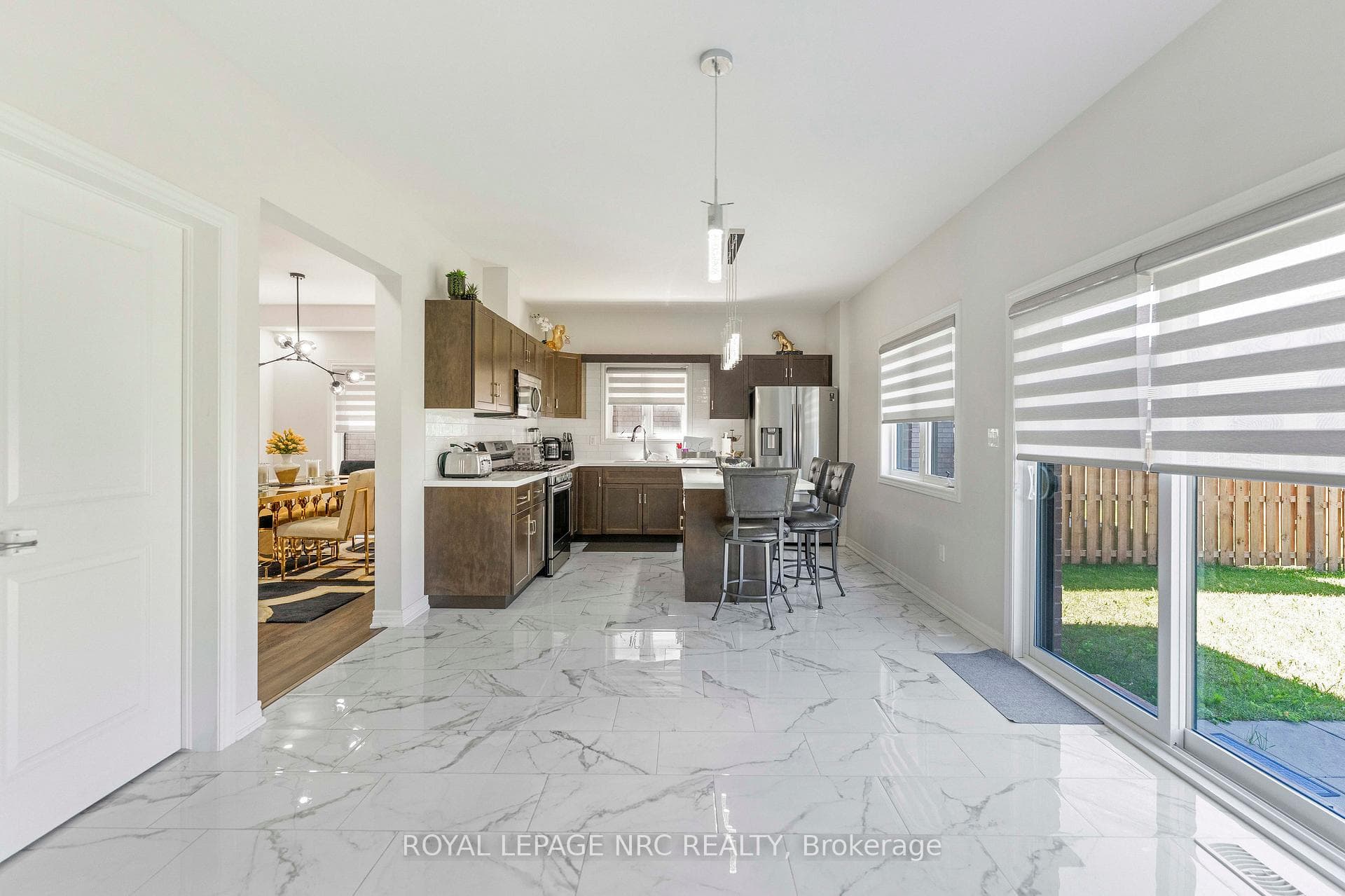 12 Swan Avenue photo 15