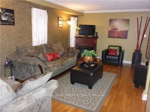2366 Newcastle Crescent photo 3