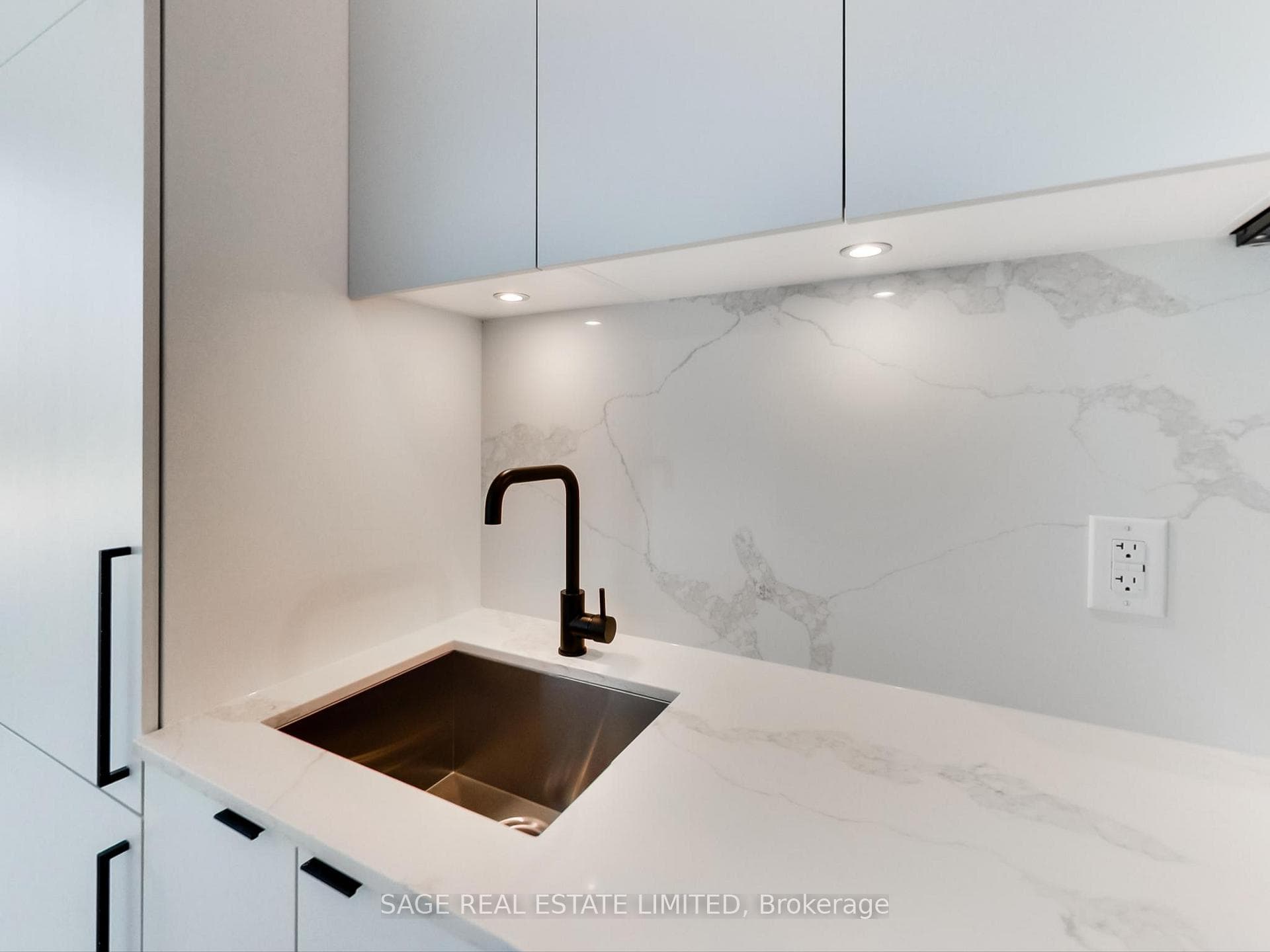 285 Dufferin Street Unit 1401 photo 23