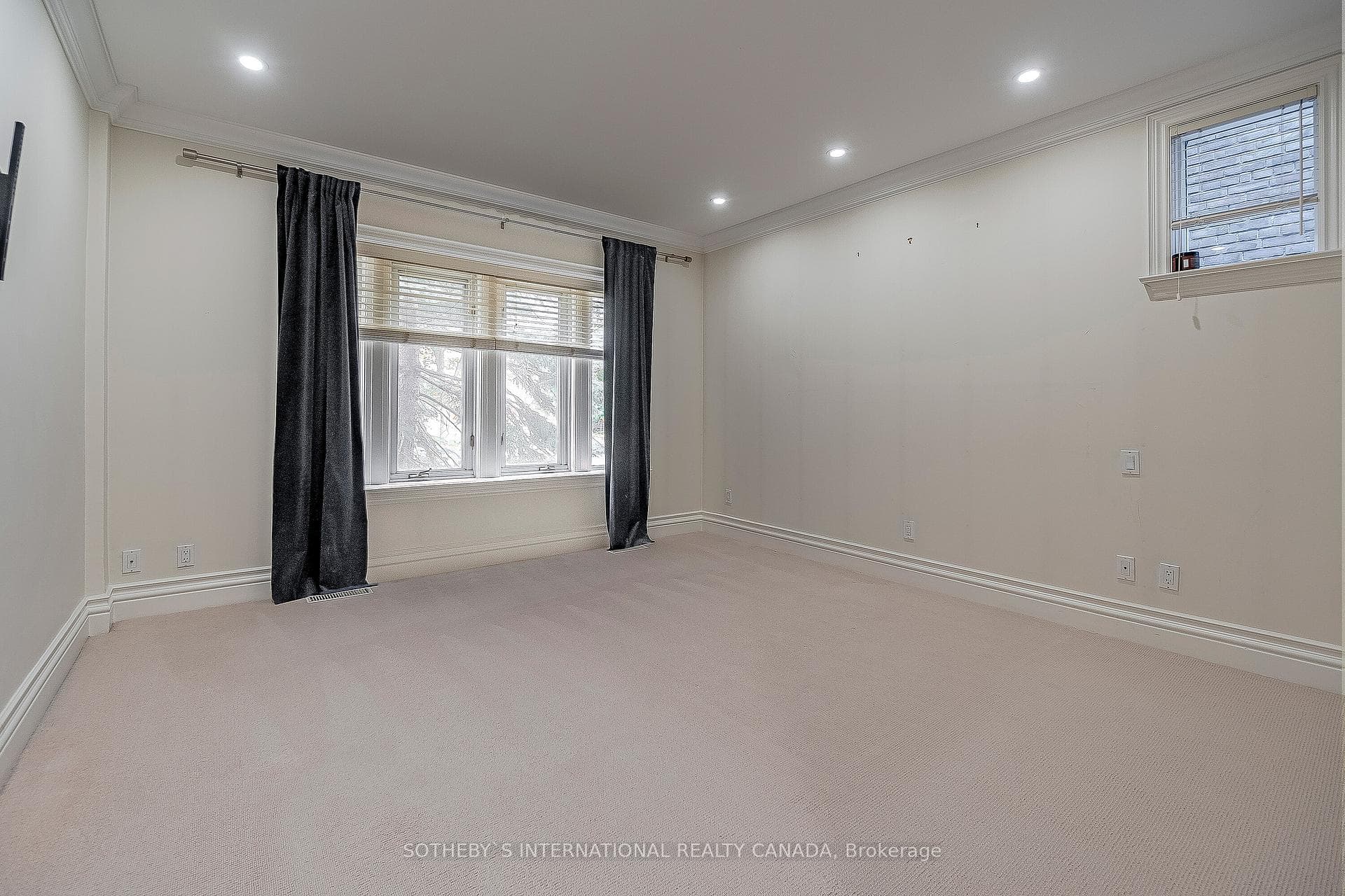 119 Chaplin Crescent Unit Main photo 16