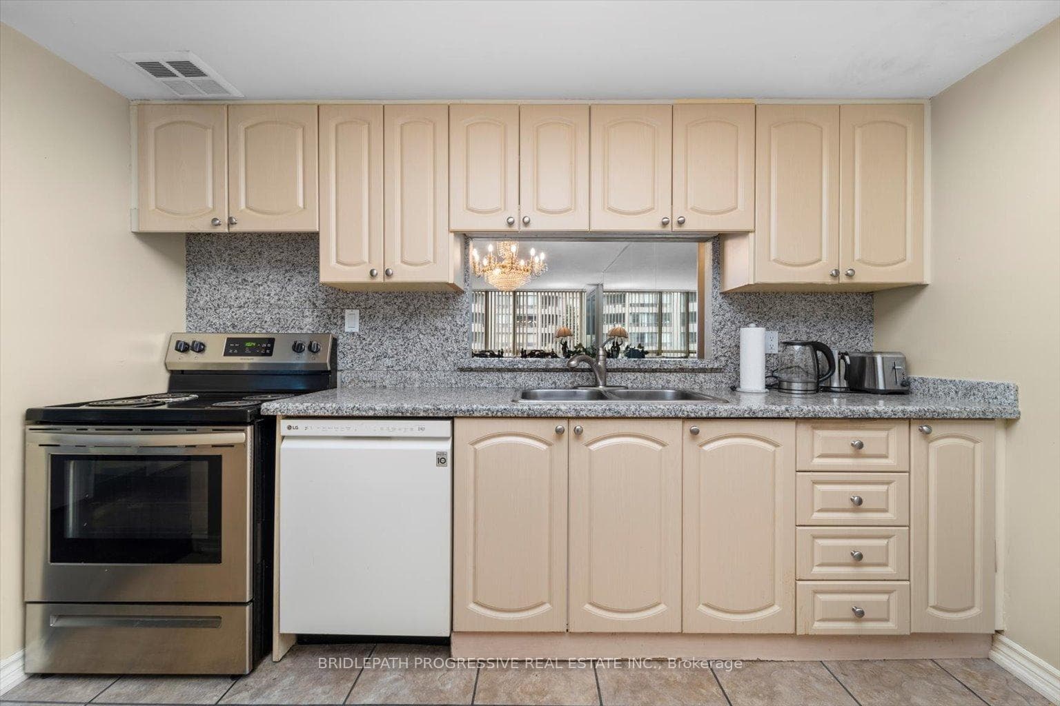 5785 Yonge Street Unit 207 photo 6