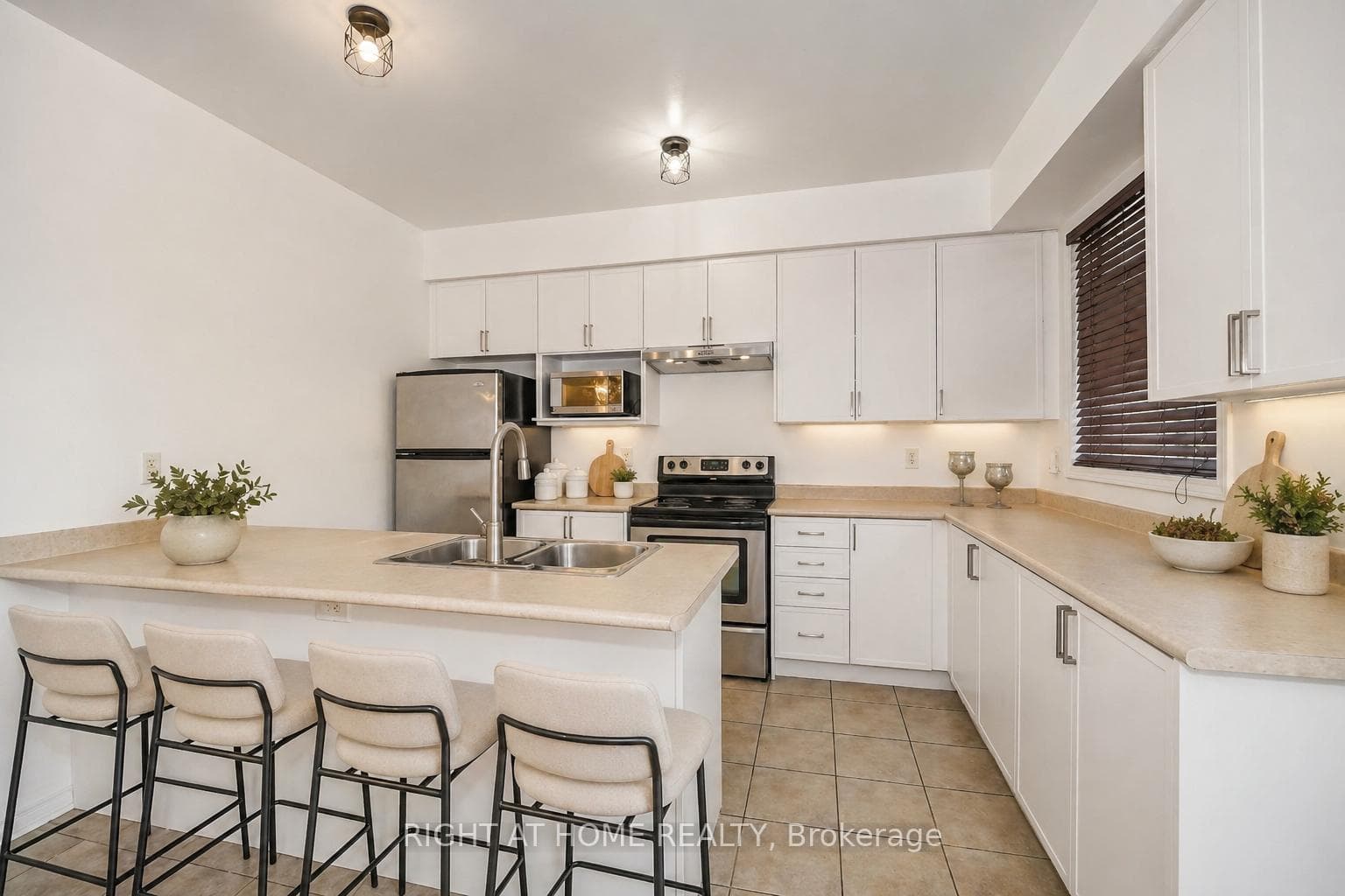 48 Curran Hall Crescent photo 5