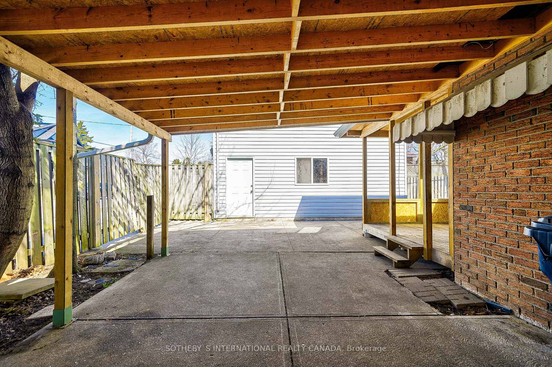 114 Pinegrove Avenue photo 9
