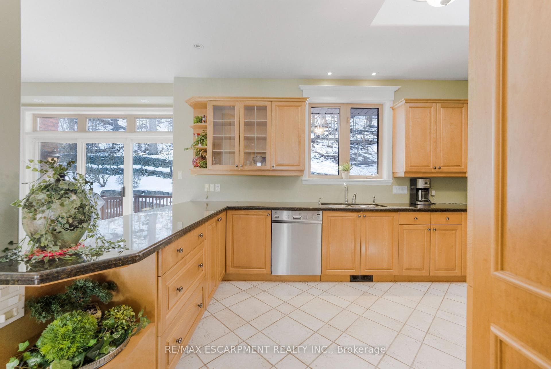 130 DORCHESTER Drive photo 7