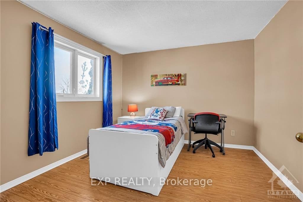 716 MOREWOOD Crescent photo 20