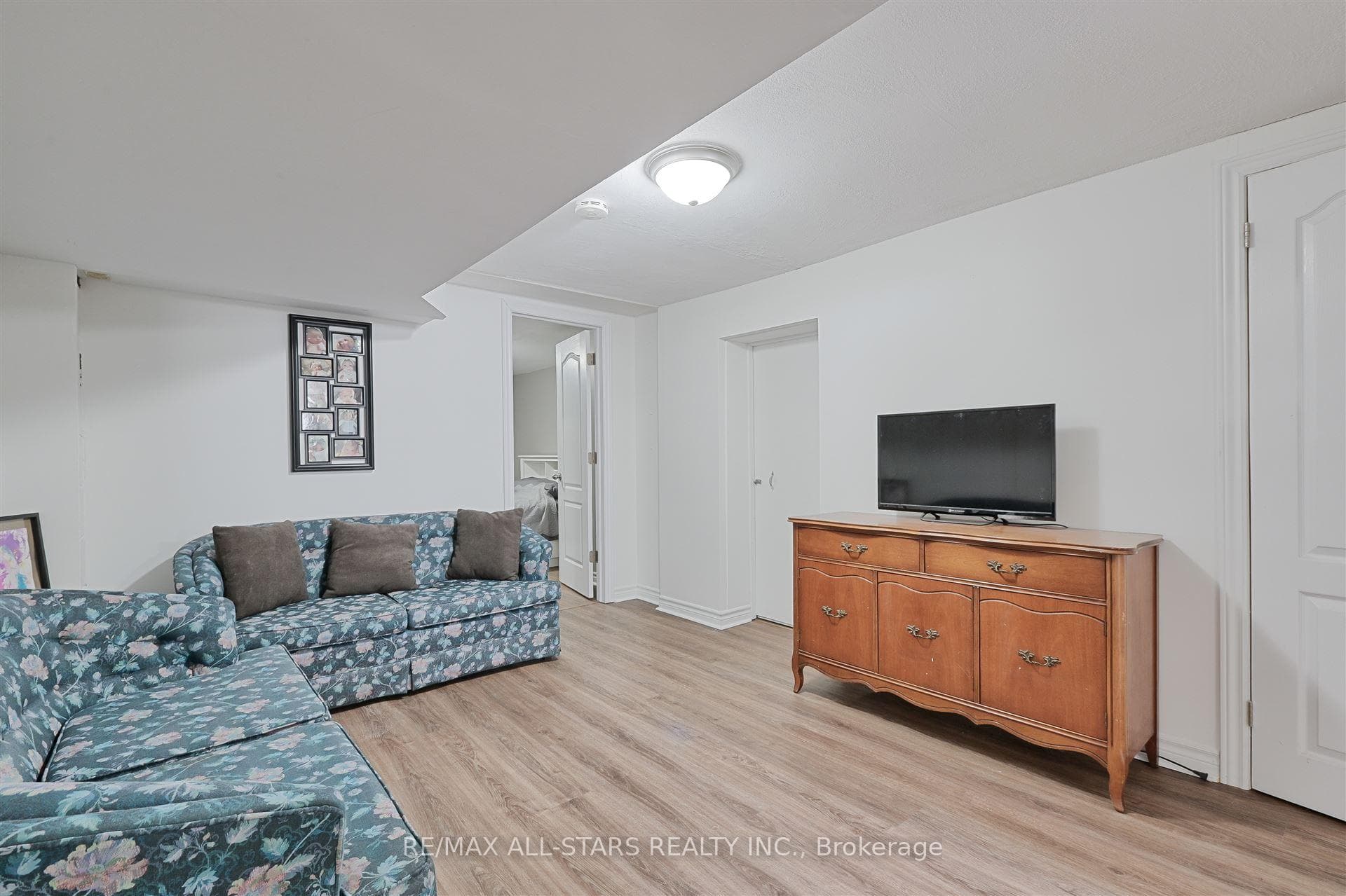 1725 Mount Albert Road photo 25