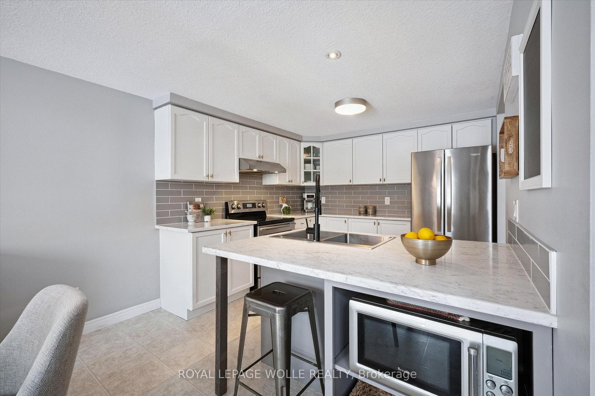 731 Breakwater Crescent photo 11
