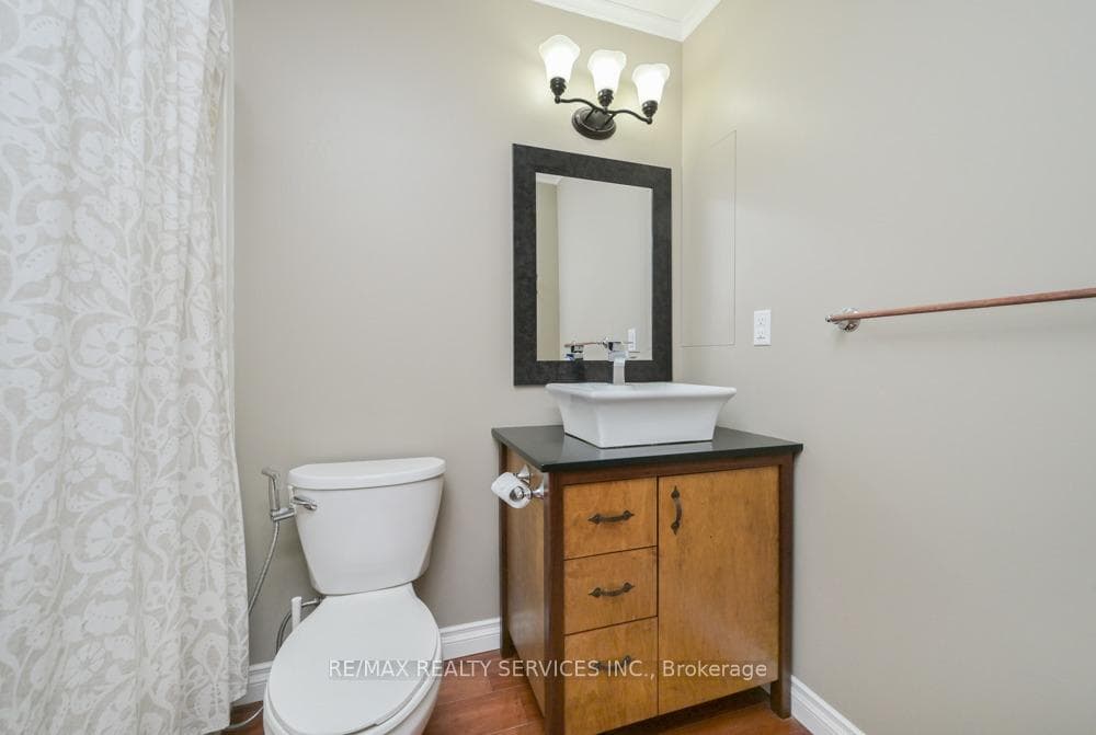 8 Collins Crescent photo 18