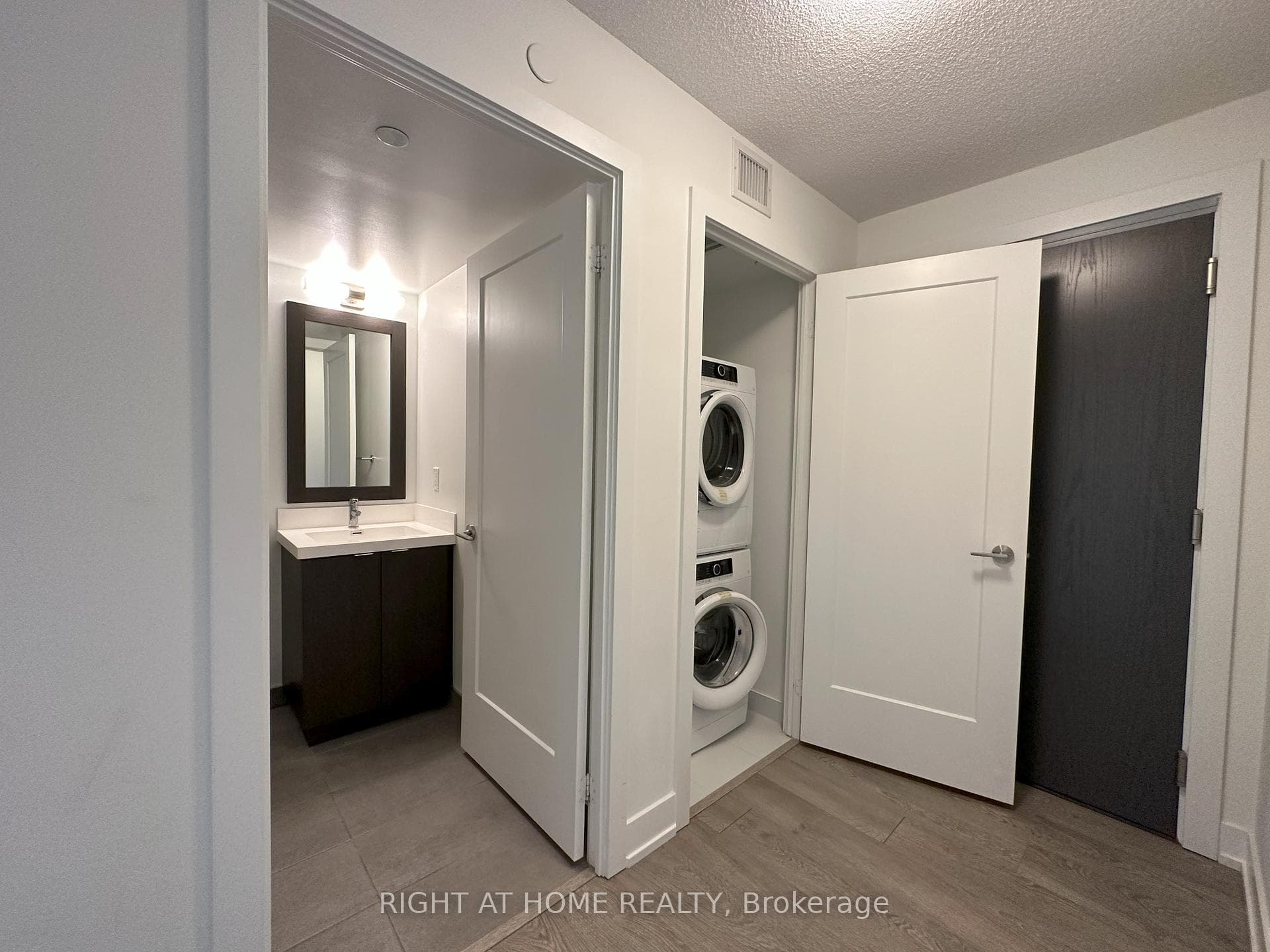 9 Mabelle Avenue Unit 1316 photo 2