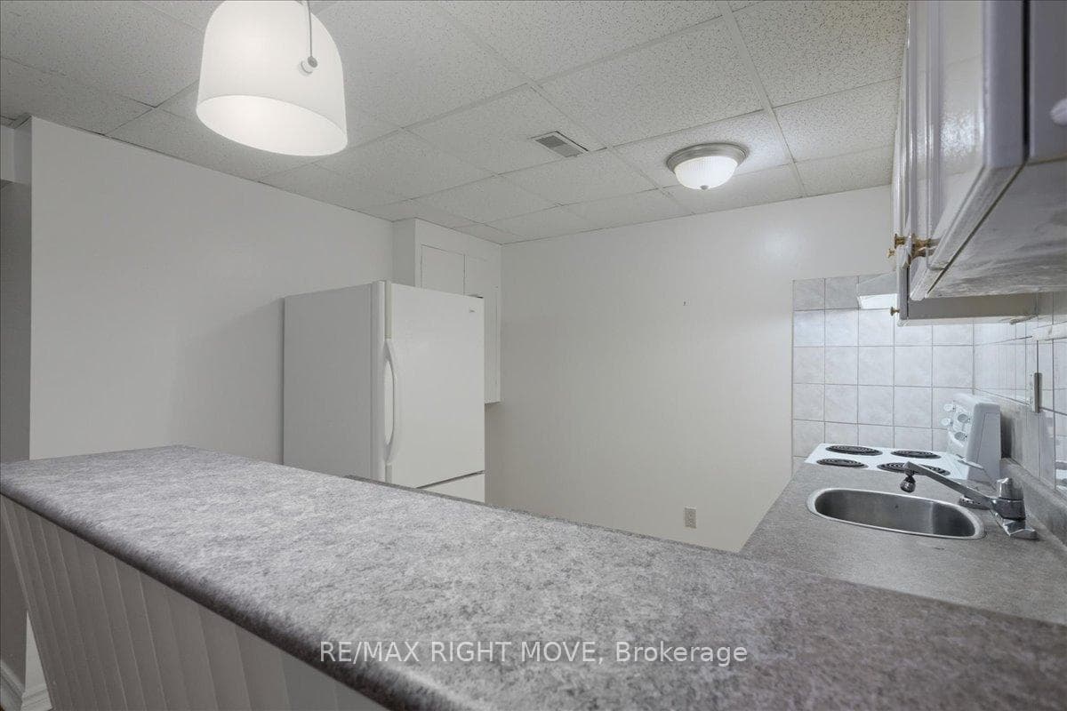 110 Livingstone Street photo 34
