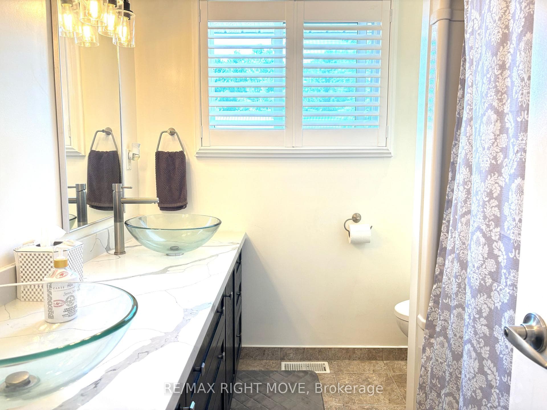 Main floor 5pc bathroom