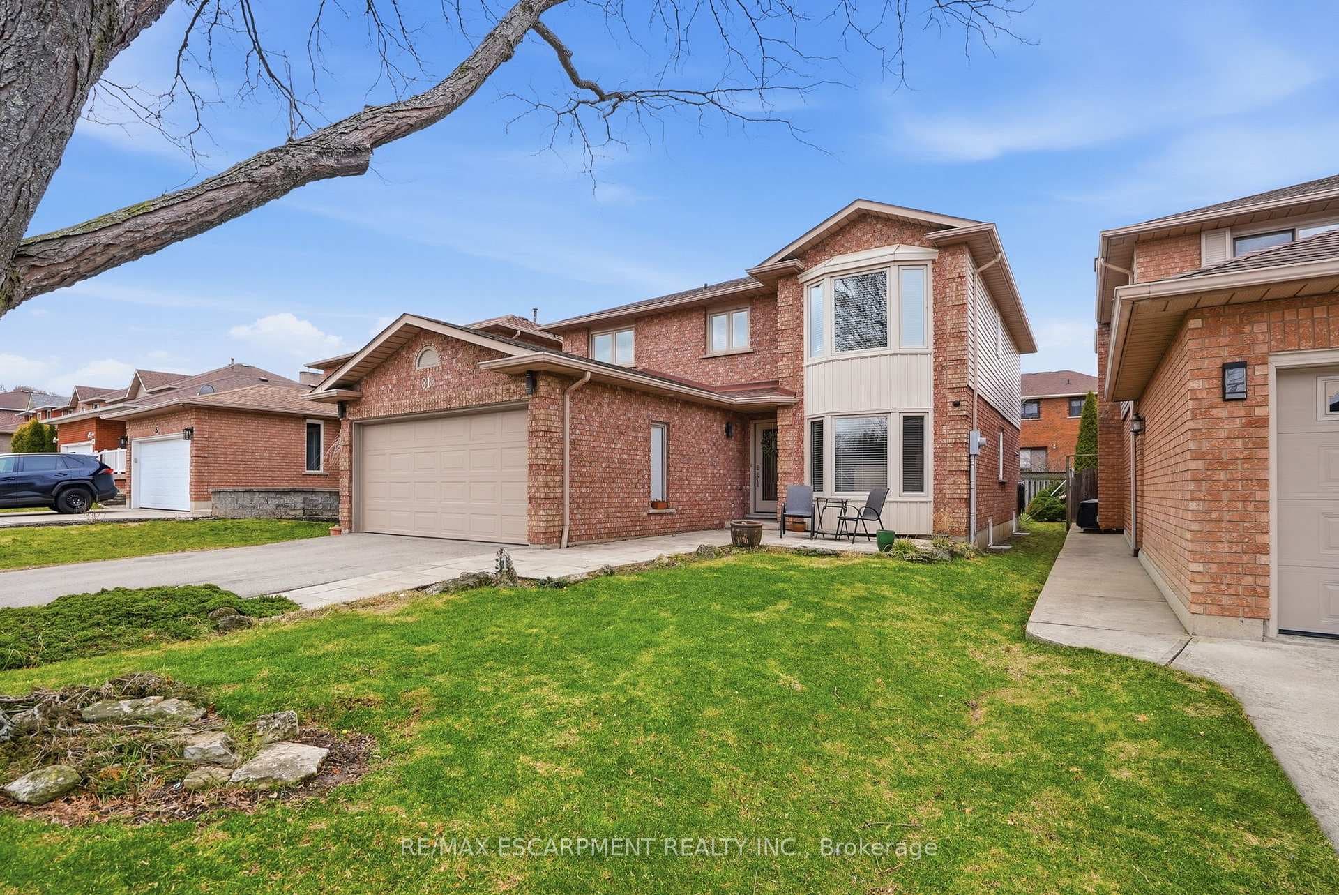 31 Republic Avenue photo 1