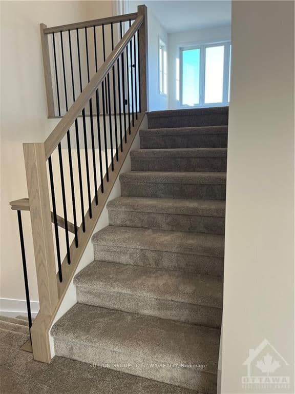 99 WHITCOMB Crescent photo 15