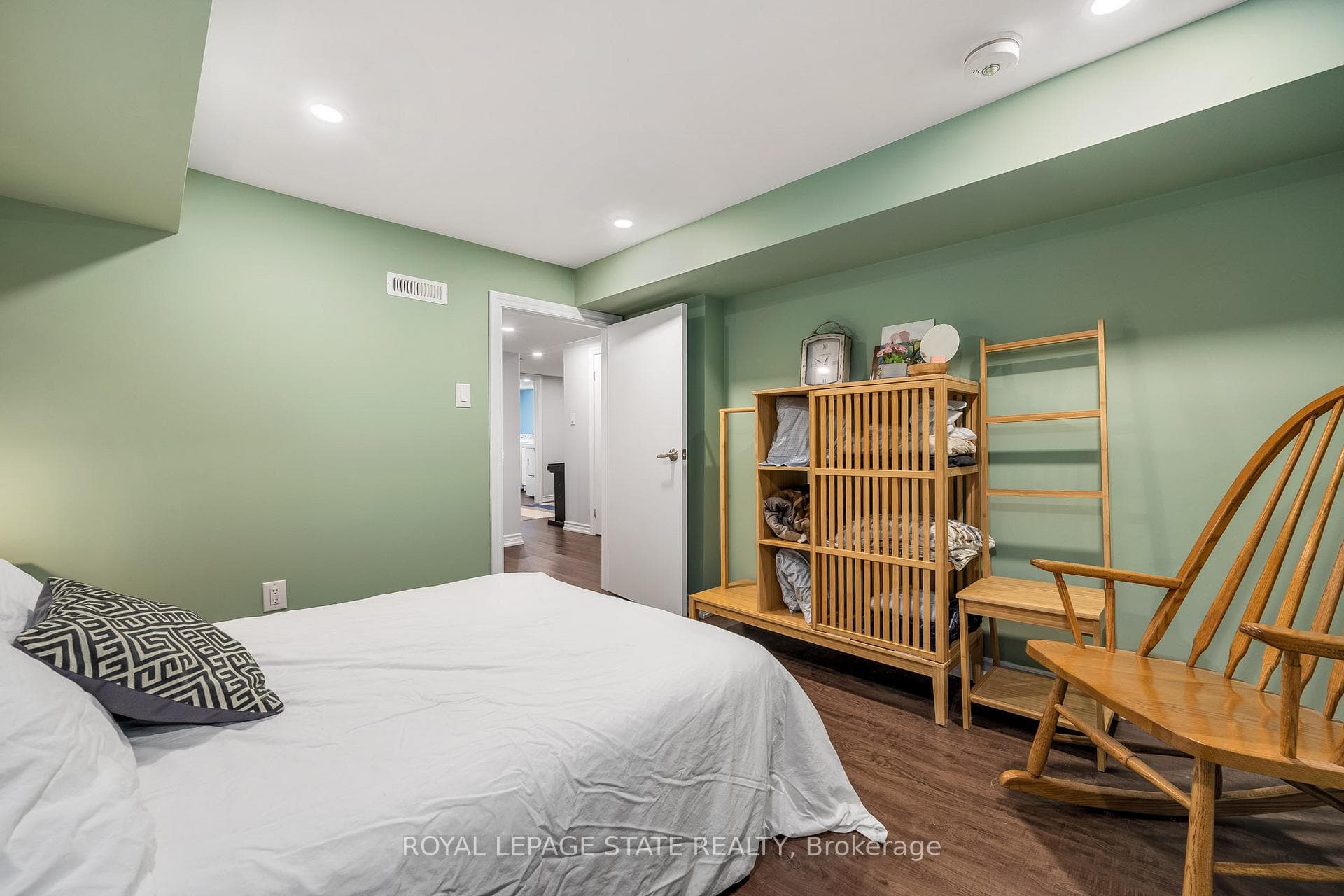 126 Queensdale Avenue photo 20