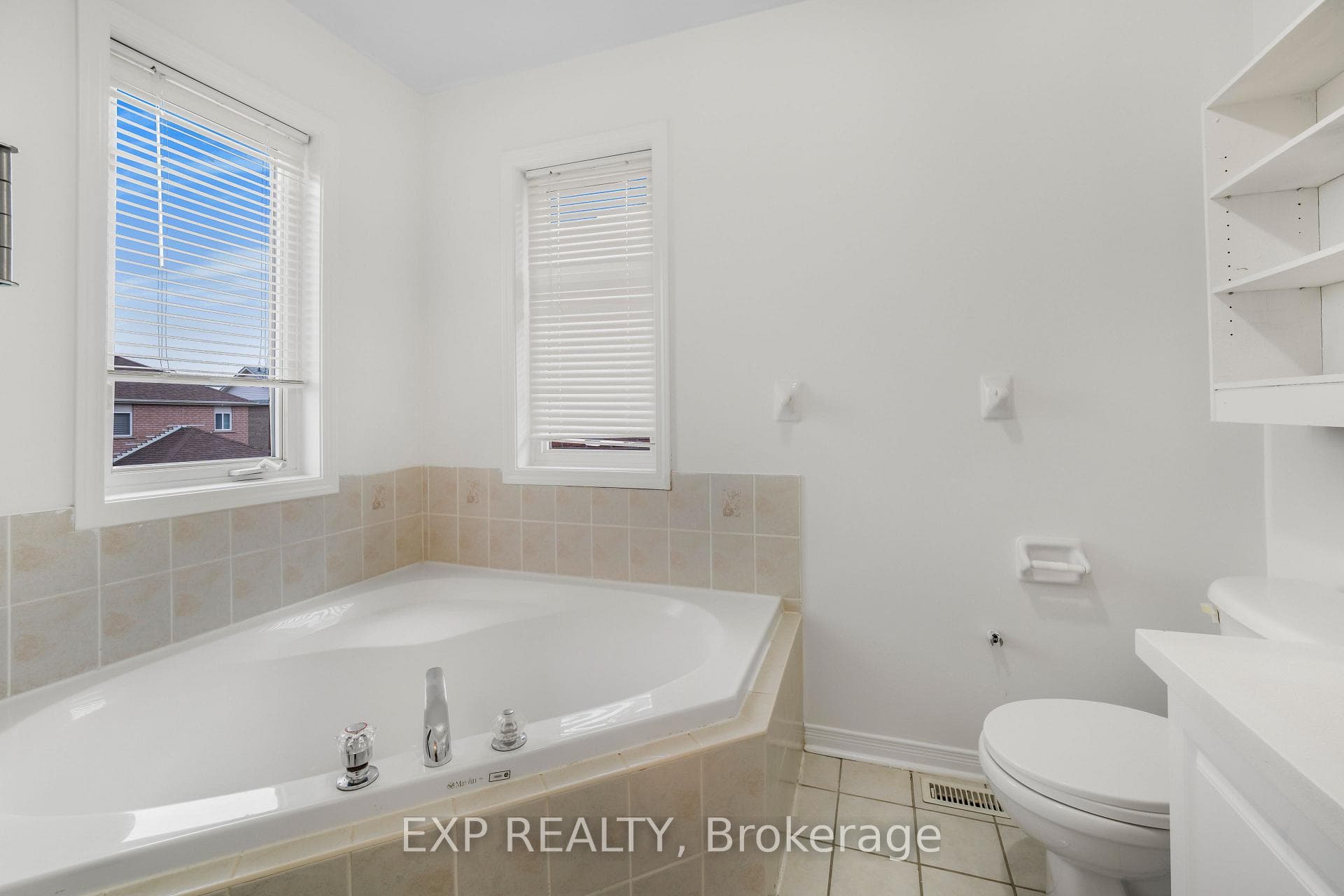 128 Olympia Crescent photo 14