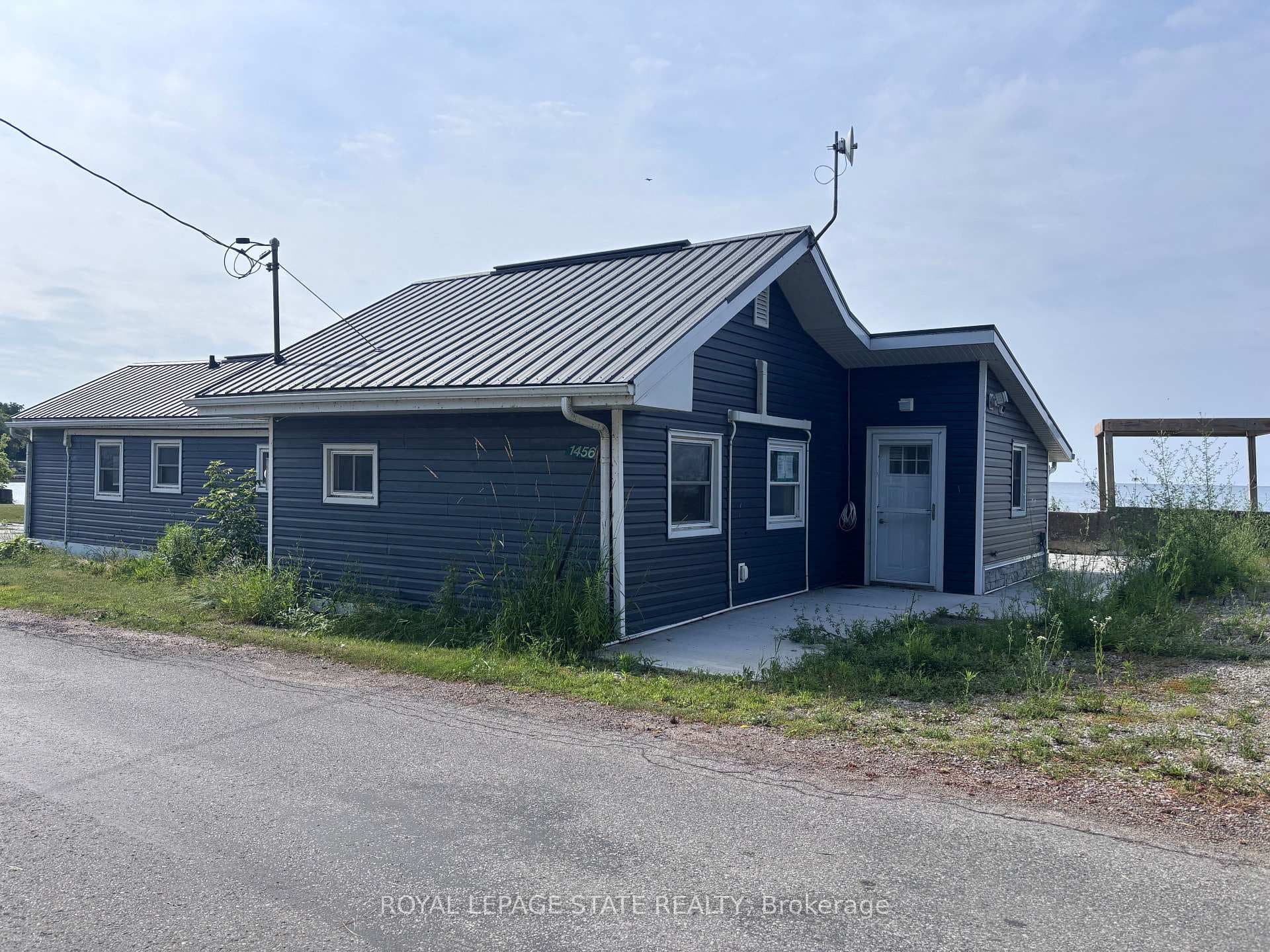 1456 Lakeshore Road photo 1