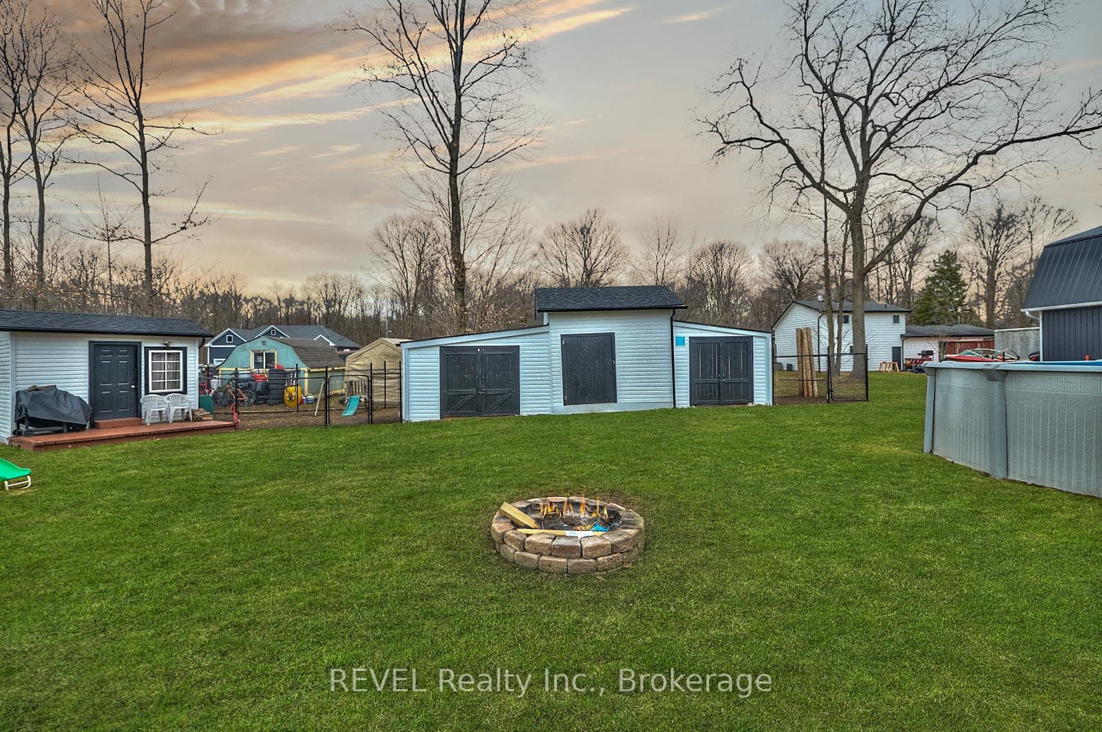4875 Mapleview Crescent photo 16
