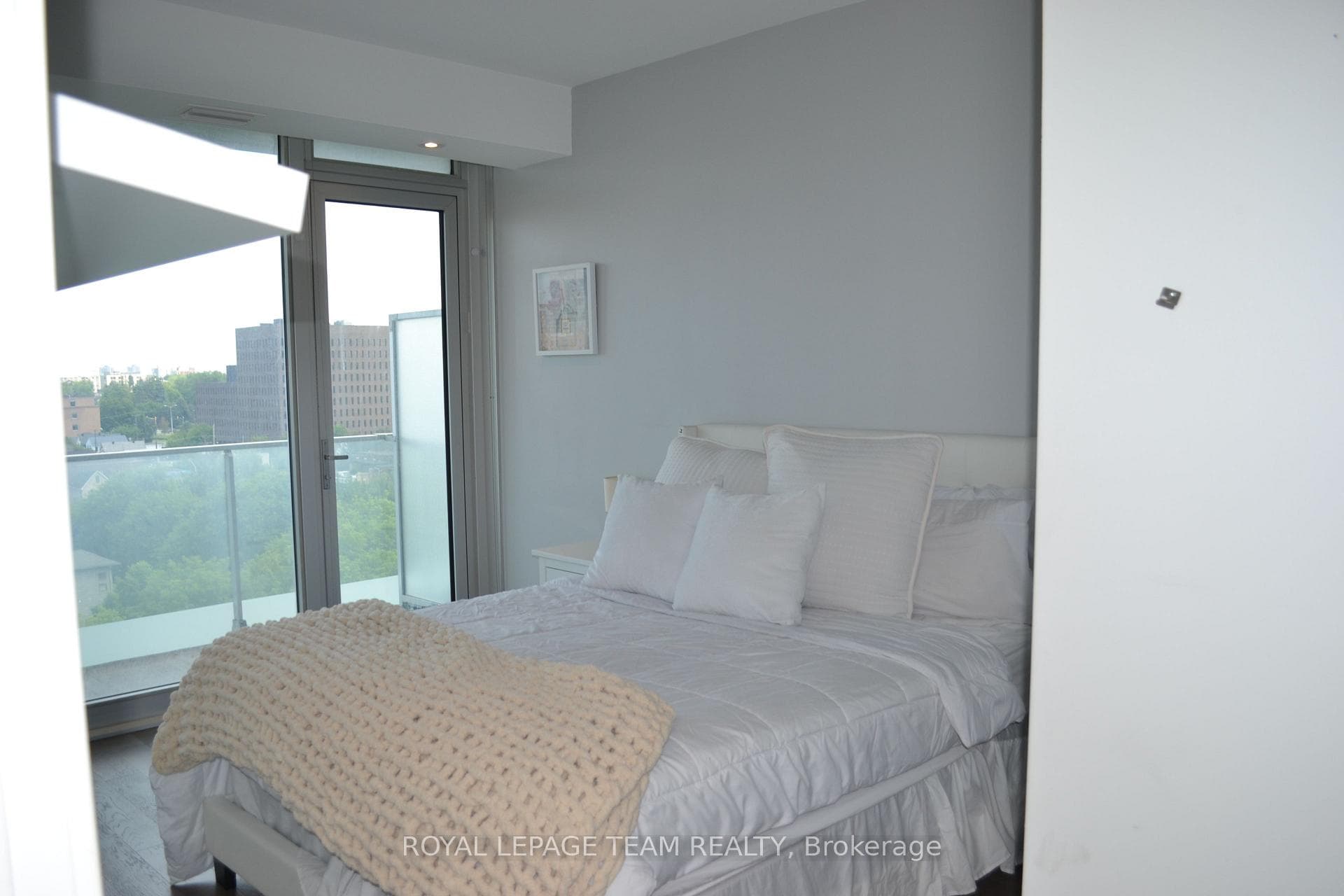 111 CHAMPAGNE Avenue Unit 607 photo 9