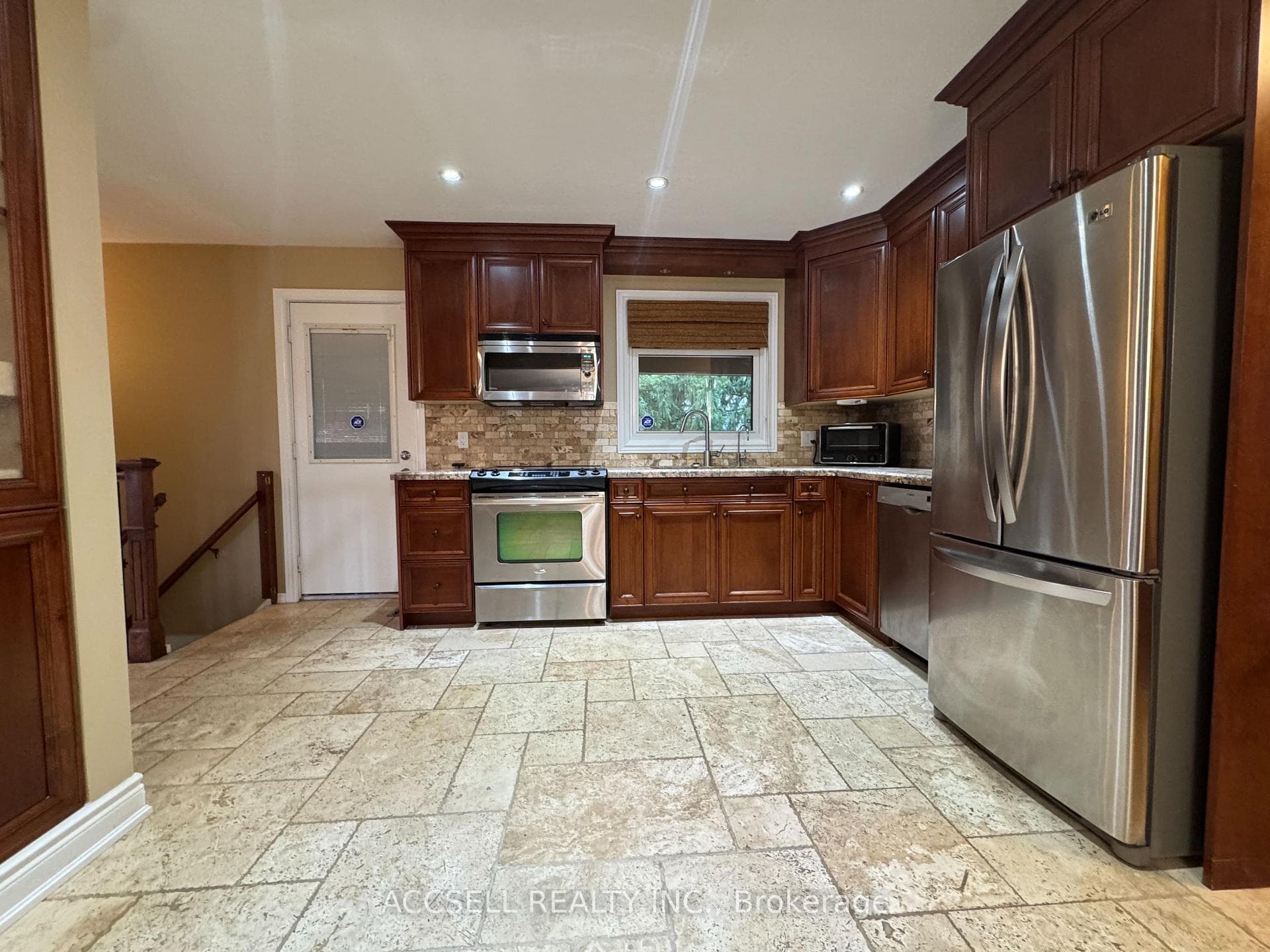 165 Georgian Place photo 2
